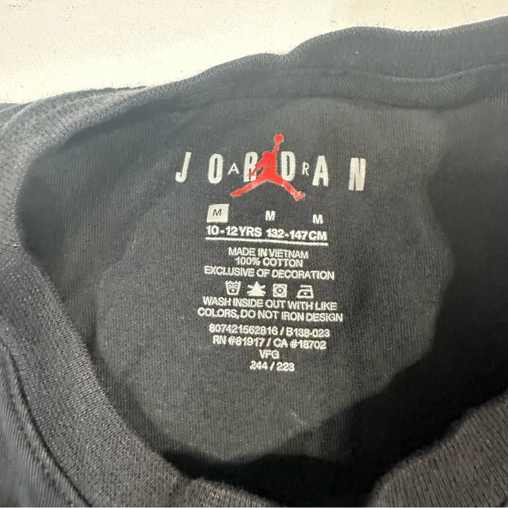 Boys Jordan T-shirt size M